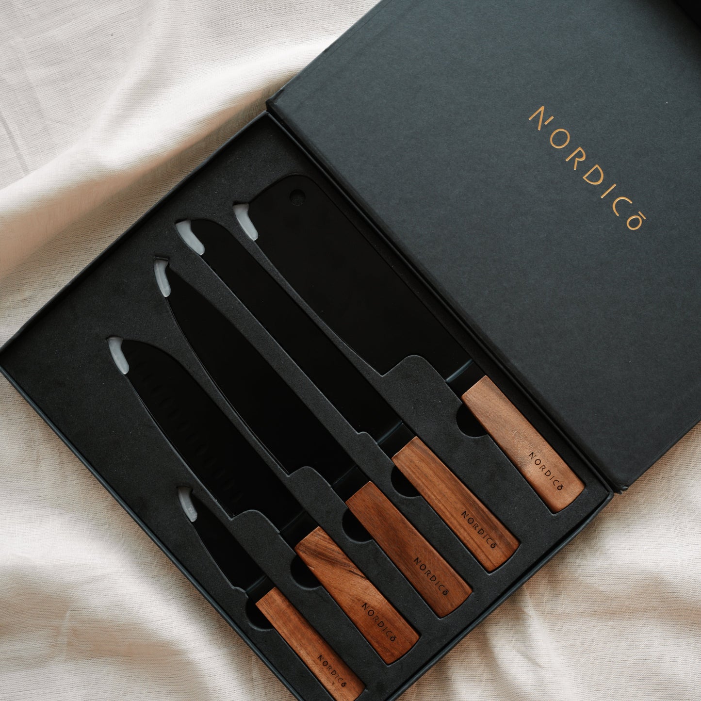 NORDICO Set of 5 knives & Magnetic Knife block - Nordico